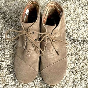 EUC TOMS Suede Wedge Lace Up Boots/Booties
